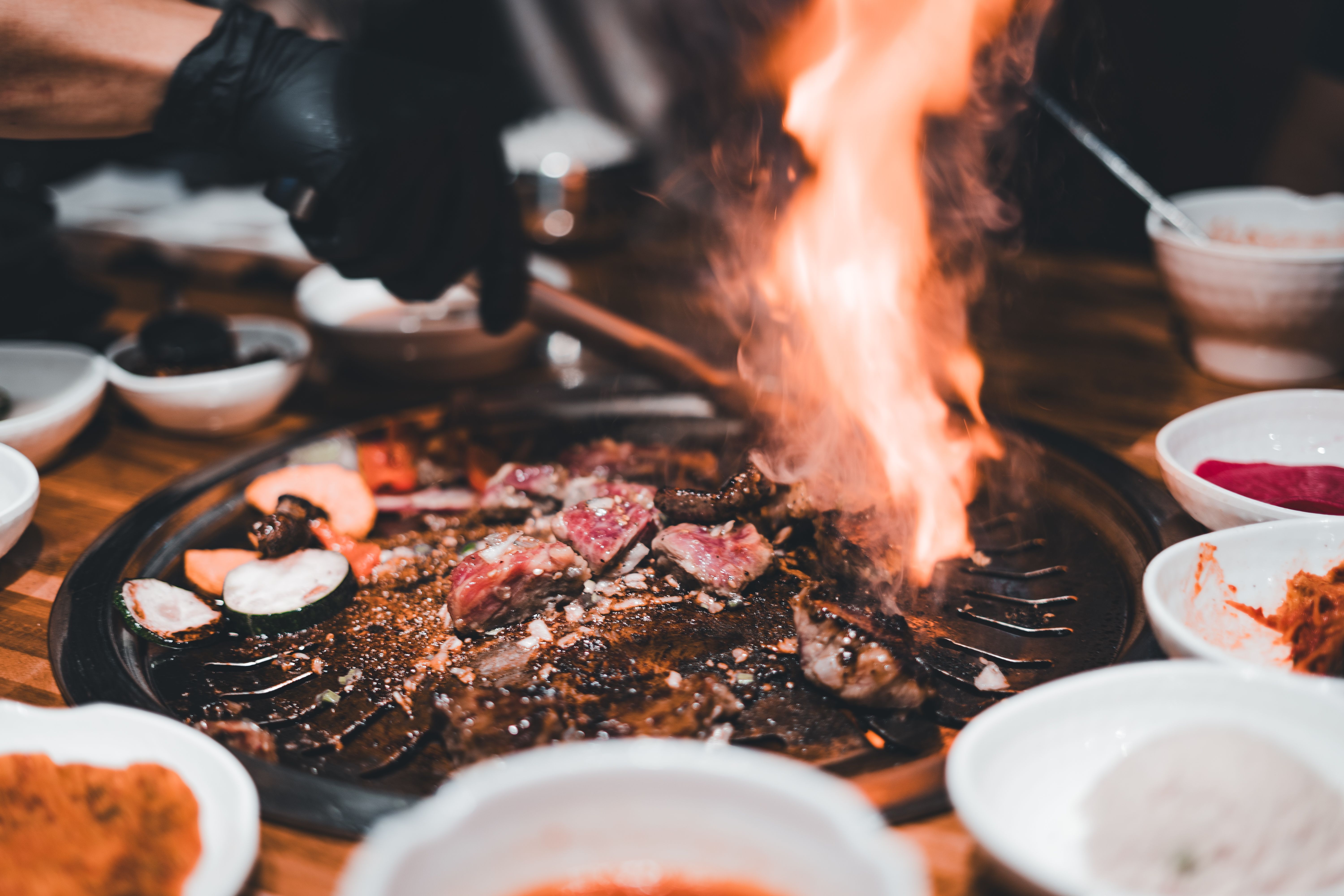 Koreanisches BBQ mit Rindfleisch, Gemüse und Beilagen