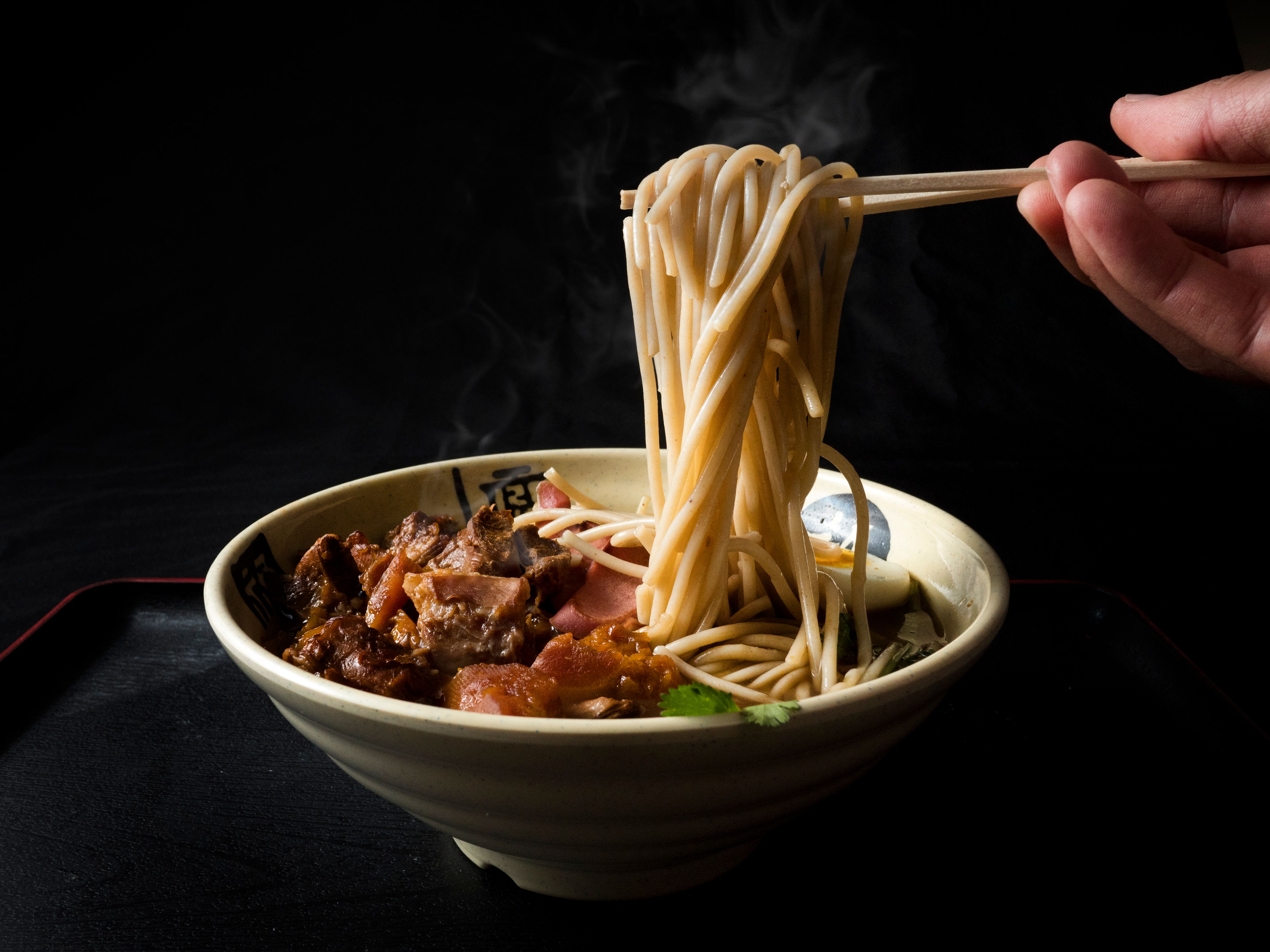 Schüssel Miso Ramen mit Chashu, Ei, Frühlingszwiebeln und Nori